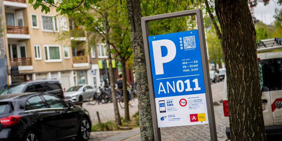 parkeerinformatiebord op straat